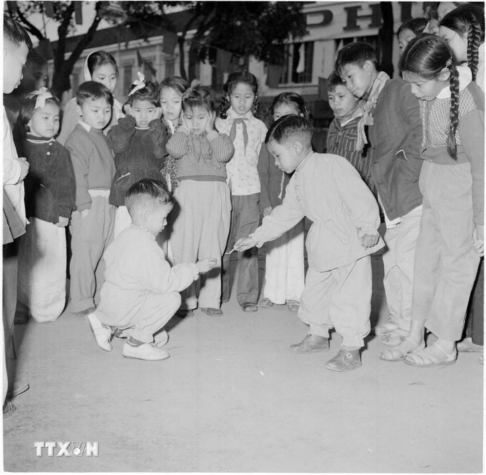 Trẻ em chơi đốt pháo ngày Tết. (Ảnh: TTXVN)