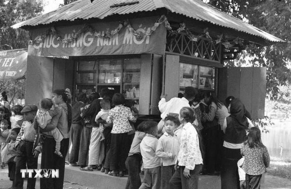 Cửa hàng sách, báo, tranh ảnh tại Công viên Bách Thảo phục vụ thiếu niên trong dịp Tết. (Ảnh: TTXVN)