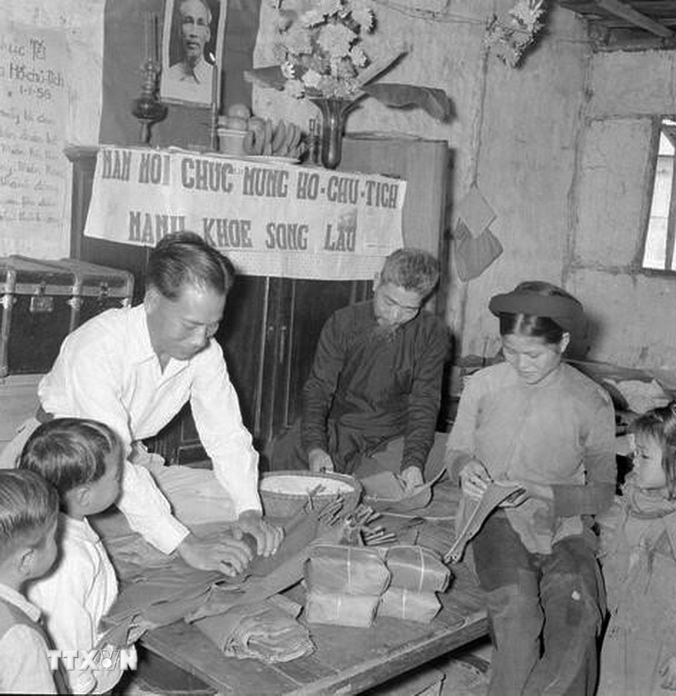 Một gia đình lao động tại khu Phúc Xá (nay là phường Phúc Xá, Quận Ba Đình) gói bánh chưng Tết. (Ảnh: TTXVN)