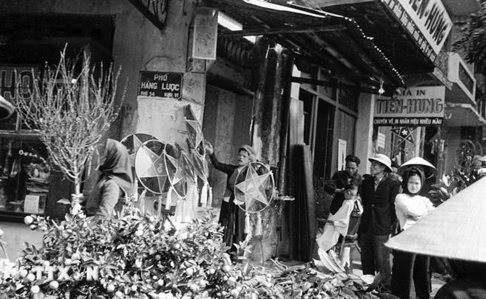 Người dân Thủ đô đi chợ hoa Hàng Lược. (Ảnh: TTXVN)