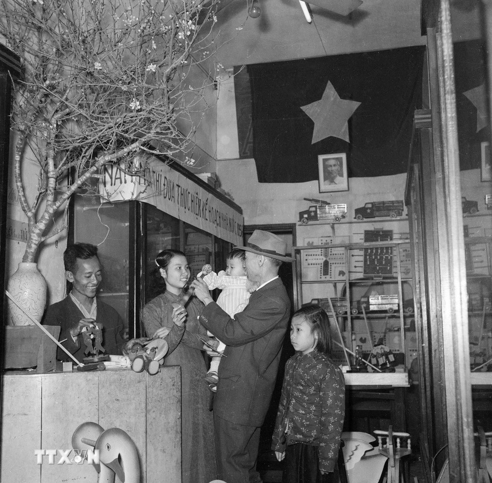 Người dân tập trung đến các cửa hàng mậu dịch mua sắm Tết. (Ảnh: TTXVN)