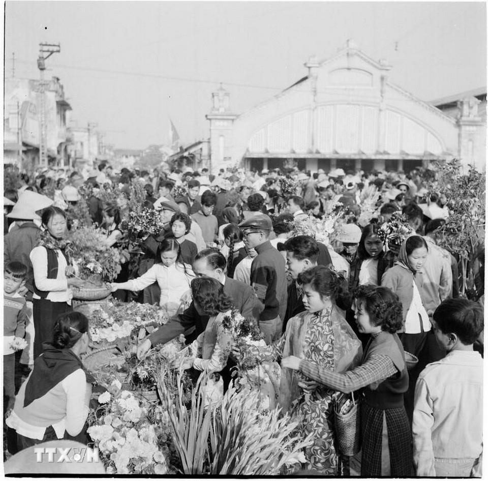 Chợ hoa Tết tại khu vực chợ Đồng Xuân (Hà Nội), tấp nập người mua sắm Tết. (Ảnh: TTXVN)
