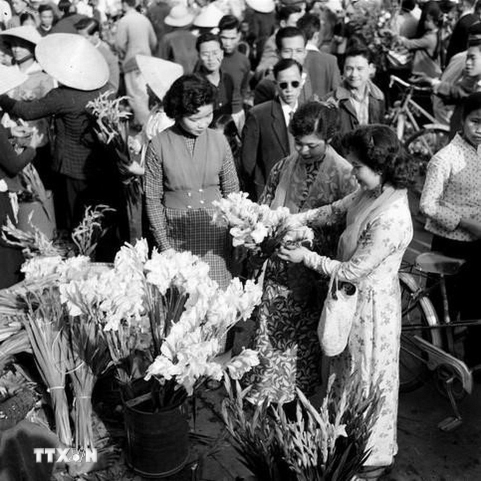 Thiếu nữ Hà Nội đi chợ hoa trong những ngày giáp Tết Nguyên đán. (Ảnh: TTXVN)