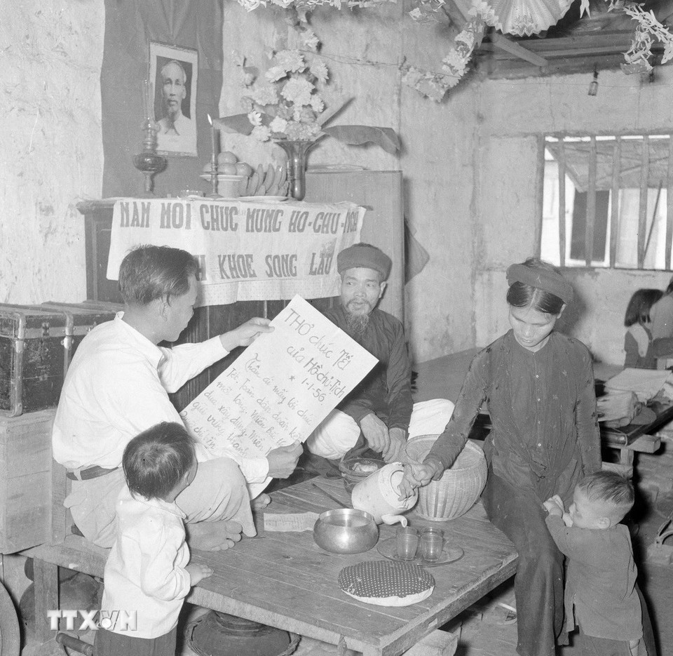 Sáng mồng một Tết, cả gia đình ngồi trước bàn thờ Tổ quốc nghe đọc thư chúc Tết của Hồ Chủ tịch trong dịp đầu năm. (Ảnh: TTXVN)