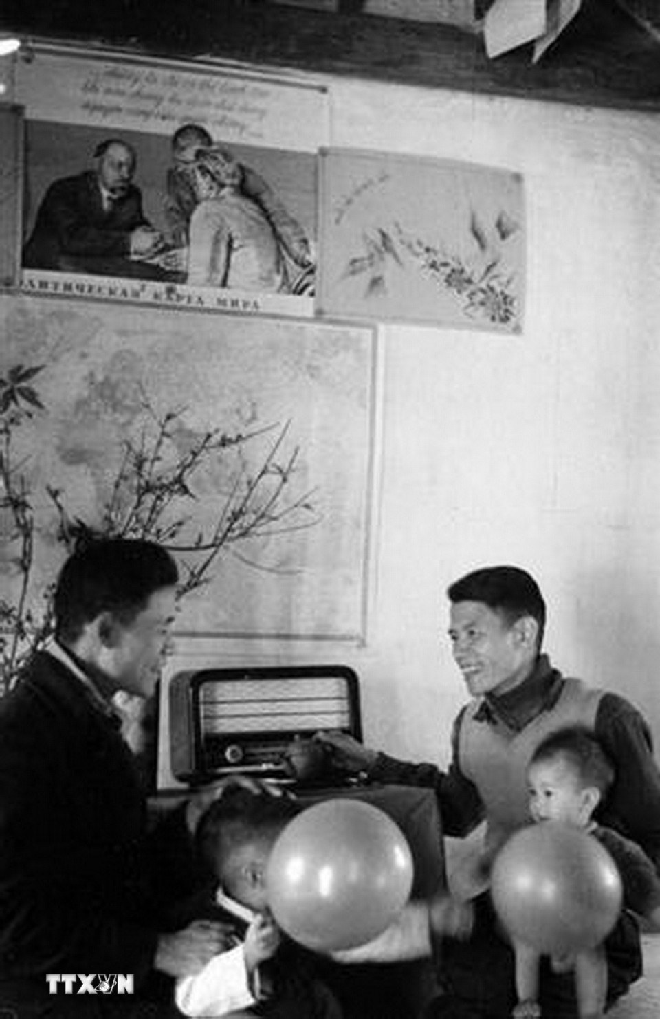 Không khí Tết xưa luôn đậm đà bản sắc dân tộc, mang đến cảm giác yêu thương và sự trân trọng dành cho những tinh thần đẹp đẽ mà cha ông ta đã gìn giữ. (Ảnh: TTXVN)