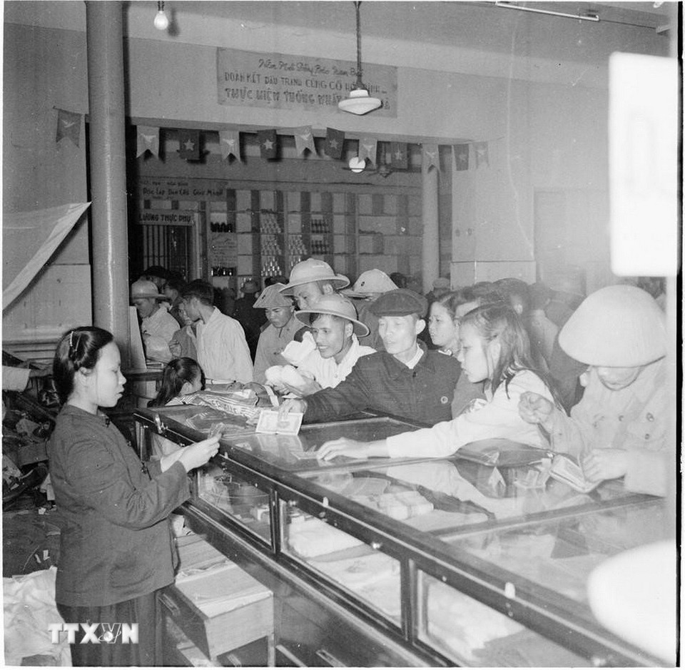 Cửa hàng mậu dịch phục vụ Tết Bính Thân 1956 tại Hà Nội. (Ảnh: TTXVN)