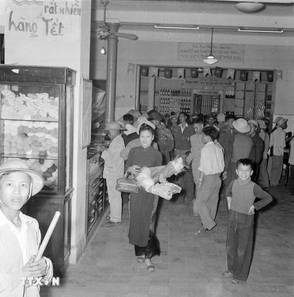 Người dân tập trung đến các cửa hàng mậu dịch mua hàng Tết. (Ảnh: TTXVN)