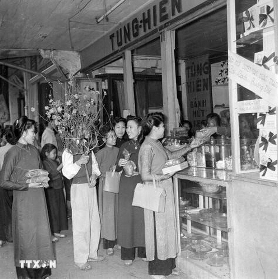 Các cửa hàng mậu dịch chật ních người đến mua hàng Tết. (Ảnh: TTXVN)