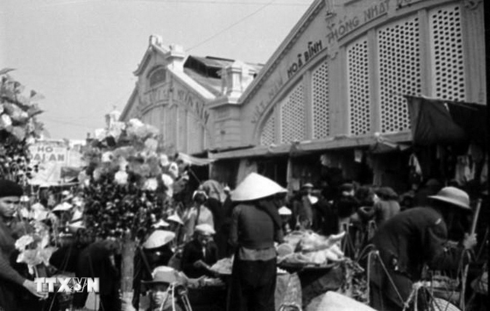 Chợ Đồng Xuân những ngày giáp Tết Nguyên đán. (Ảnh: TTXVN)