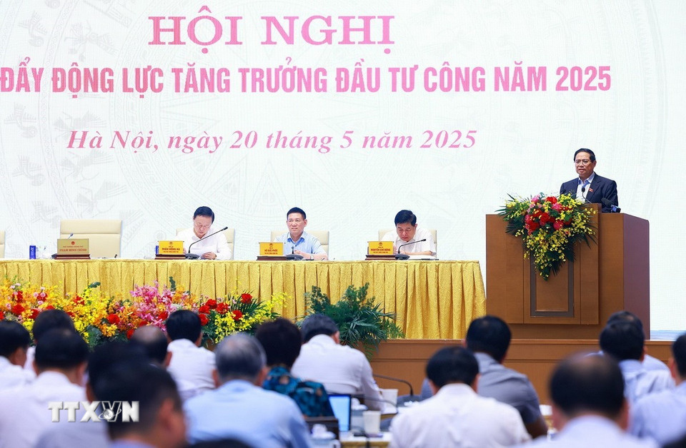 Thủ tướng Phạm Minh Chính khai mạc Hội nghị thúc đẩy động lực tăng trưởng đầu tư công năm 2025. (Ảnh: Dương Giang/TTXVN)