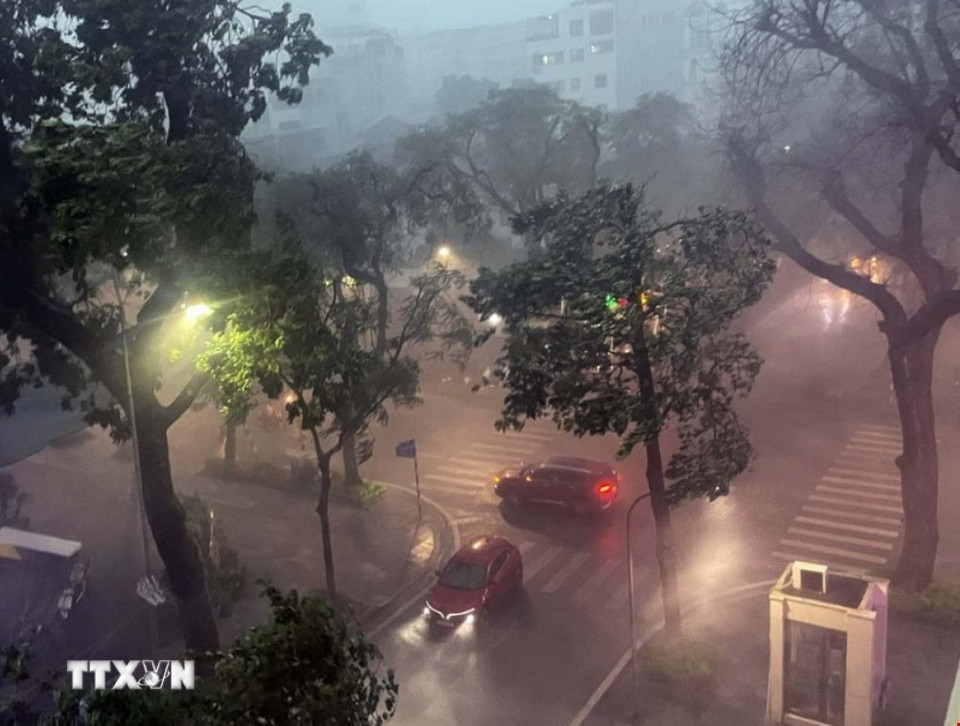 Mưa to kèm gió lớn giật mạnh. (Ảnh: An Đăng/TTXVN)