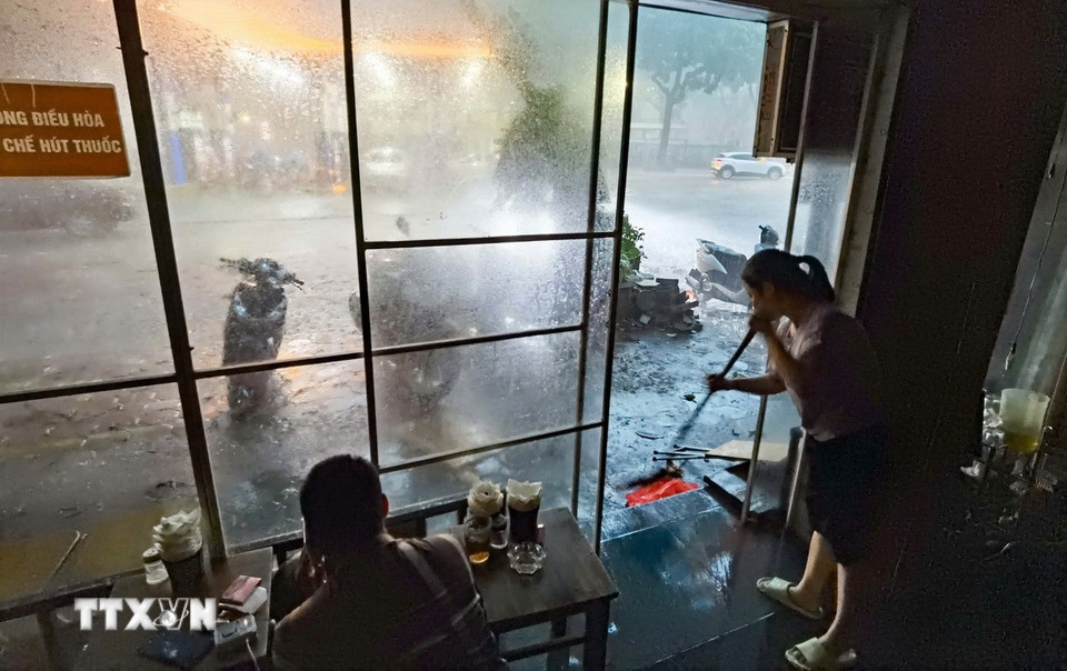 Một cửa hàng kinh doanh chủ động ngắt điện đề phòng cháy nổ. (Ảnh: Thanh Tùng/TTXVN)