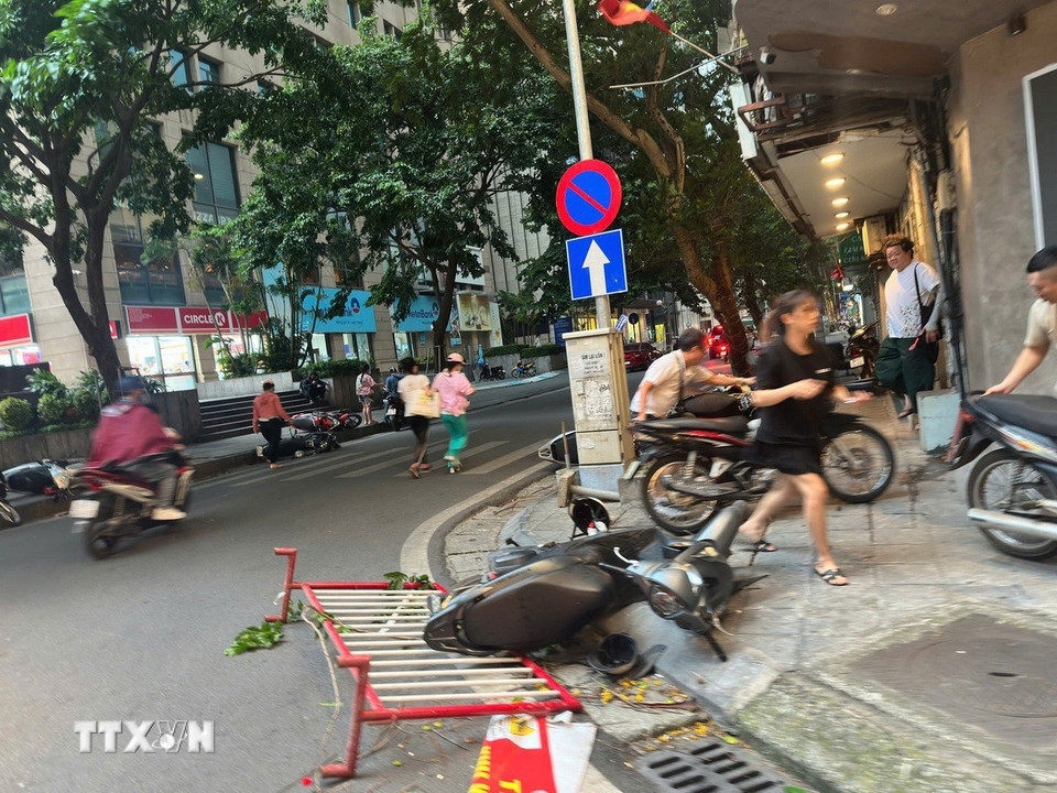 Nhiều phương tiện giao thông bị quật đổ do gió mạnh. (Ảnh: Phạm Tuấn Anh/TTXVN)