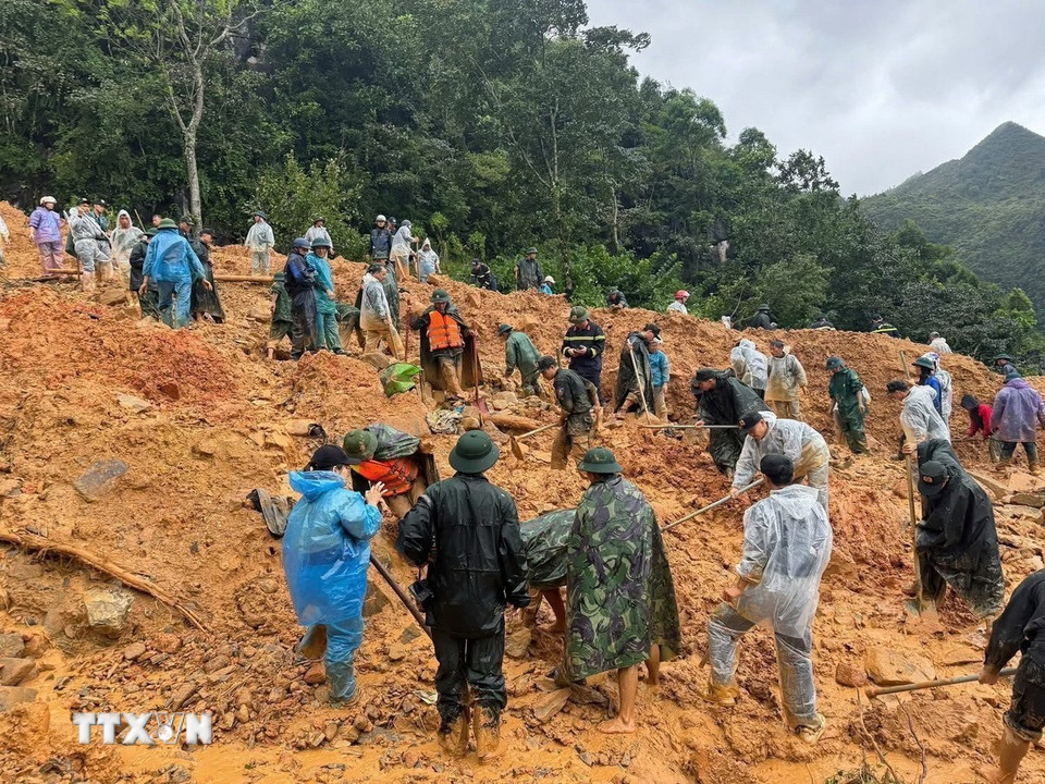 Cán bộ, chiến sỹ Công an tỉnh Tuyên Quang phối hợp cùng các lực lượng tìm kiếm 4 nạn nhân mất tích trong lũ lụt do hoàn lưu bão số 10 tại thôn Má Lầu A, xã Lũng Cú, tỉnh Tuyên Quang. (Ảnh: TTXVN phát)