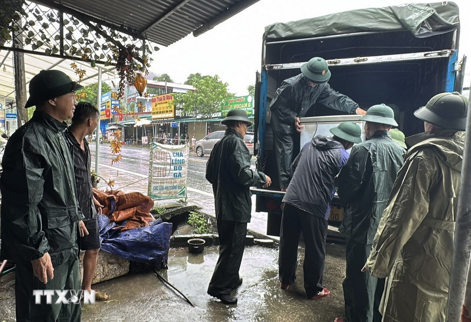 Cán bộ, chiến sỹ Đồn Biên phòng Lũng Cú khẩn trương dọn dẹp, dựng lại nhà cho người dân vùng ảnh hưởng của bão số 10. (Ảnh: TTXVN phát)