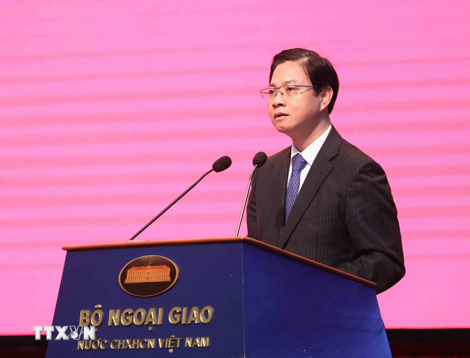Thứ trưởng Bộ Ngoại giao Ngô Lê Văn báo cáo tổng kết công tác Đối ngoại nhân dân năm 2025 và phương hướng, nhiệm vụ năm 2026. (Ảnh: An Đăng/TTXVN)