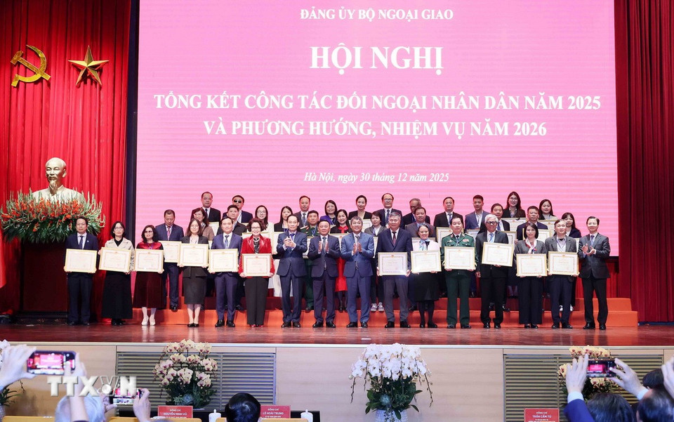 Ông Trần Cẩm Tú, Ủy viên Bộ Chính trị, Bí thư Trung ương Đảng, Thường trực Ban Bí thư và lãnh đạo Bộ Ngoại giao chúc mừng các tập thể và cá nhân. (Ảnh: An Đăng/TTXVN)