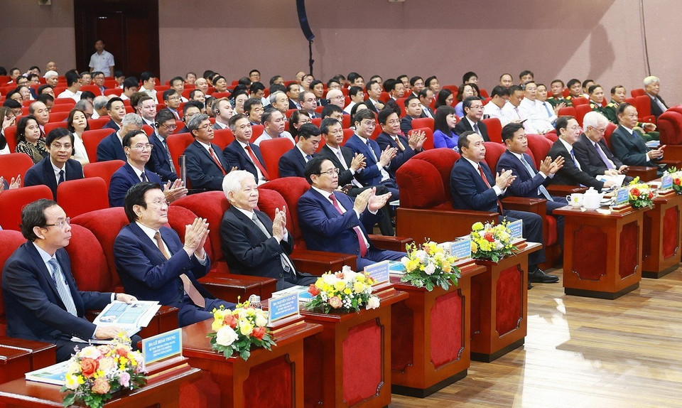 Thủ tướng Phạm Minh Chính và các đại biểu dự Lễ kỷ niệm 30 năm thành lập Đại học Quốc gia Thành phố Hồ Chí Minh. (Ảnh: Dương Giang/TTXVN)