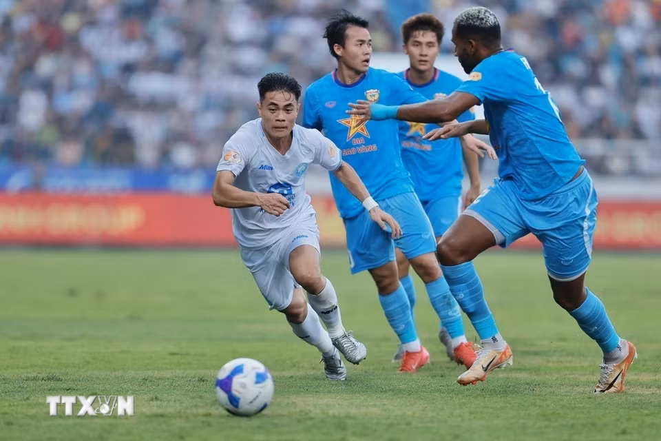 Tình huống thoát xuống bên hành lang cánh trái của tiền vệ Lý Công Hoàng Anh (số 88, Nam Định). (Ảnh: Minh Quyết/TTXVN)