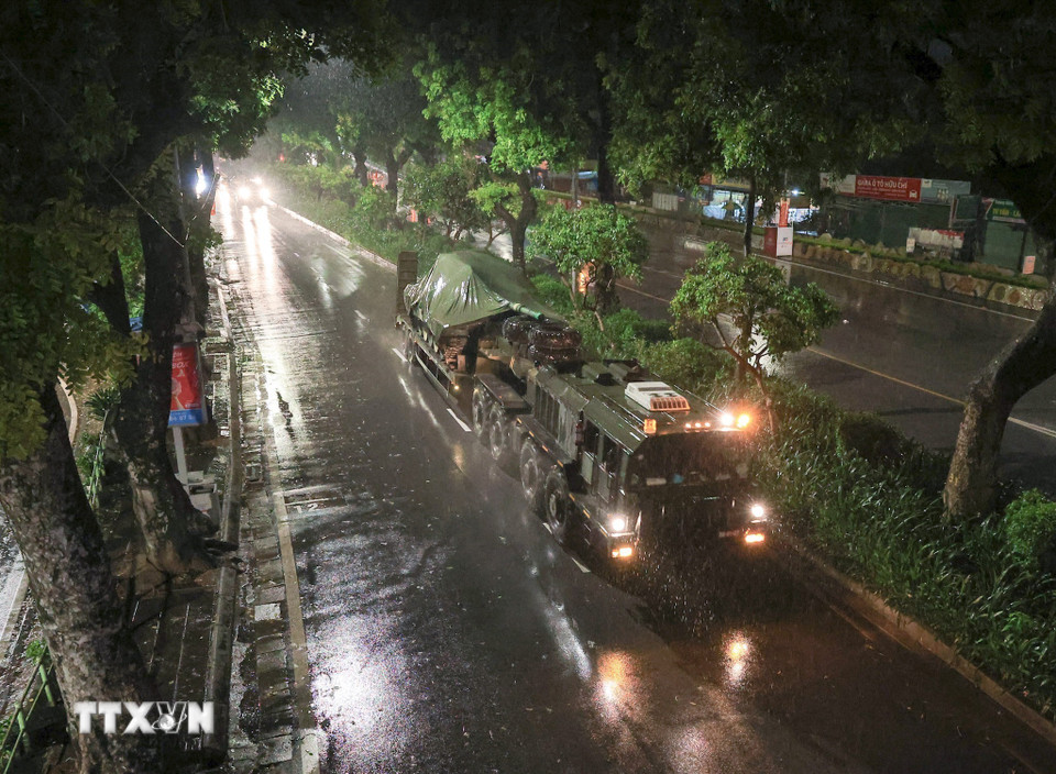 Khối xe bánh xích, tăng thiết giáp của Binh chủng Tăng thiết giáp trên đường di chuyển về trung tâm Thủ đô. (Ảnh: Lê Đông/TTXVN)