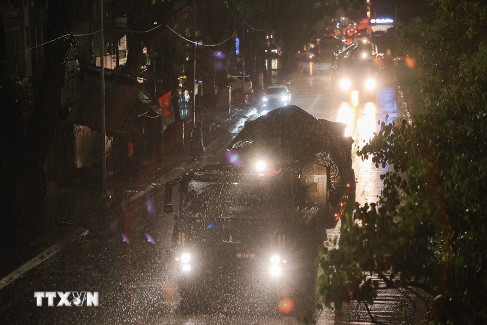 Rạng sáng 19/8, sau khi hoàn thành công tác chuẩn bị tại Trung tâm Huấn luyện quân sự quốc gia 4 (Mỹ Đức), lực lượng cơ động được tổ chức thành đội hình, gồm: Đoàn thứ nhất là khối xe bánh xích, tăng thiết giáp của Binh chủng Tăng thiết giáp, đoàn thứ hai là khối xe bánh lốp và đoàn thứ 3 là các phương tiện của Quân chủng Hải quân và Quân chủng Phòng không-Không quân bắt đầu cơ động di chuyển trung tâm Hà Nội chuẩn bị cho lễ diễu binh, diễu hành A80. (Ảnh: Lê Đông/TTXVN)