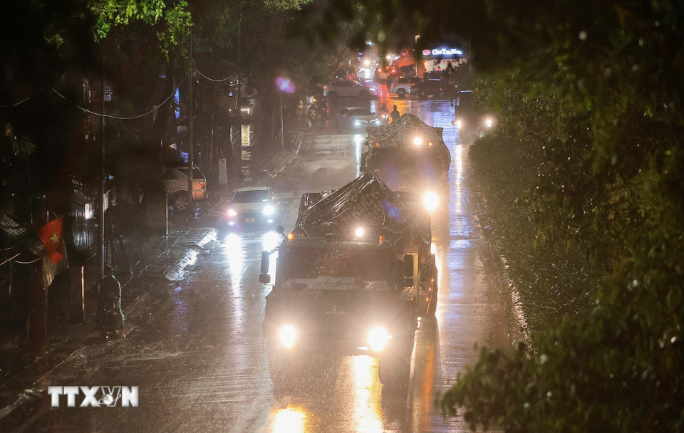 Khối xe bánh xích, tăng thiết giáp của Binh chủng Tăng thiết giáp trên đường di chuyển về trung tâm Thủ đô. (Ảnh: Lê Đông/TTXVN)