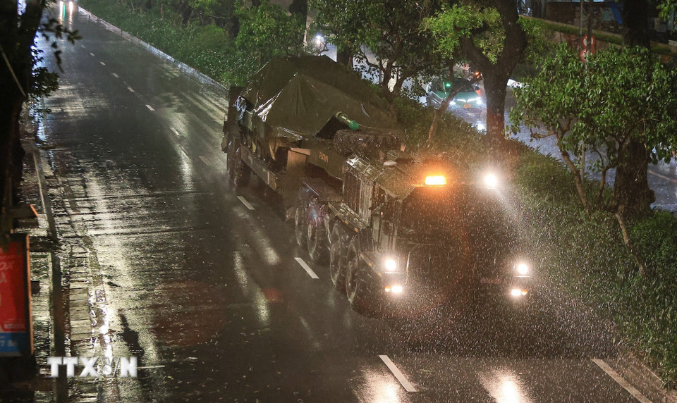 Khối xe bánh xích, tăng thiết giáp của Binh chủng Tăng thiết giáp trên đường di chuyển về trung tâm Thủ đô. (Ảnh: Lê Đông/TTXVN)