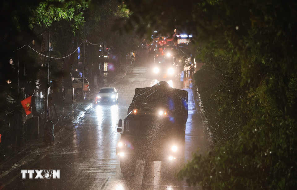 Khối xe bánh xích, tăng thiết giáp của Binh chủng Tăng thiết giáp trên đường di chuyển về trung tâm Thủ đô. (Ảnh: Lê Đông/TTXVN)