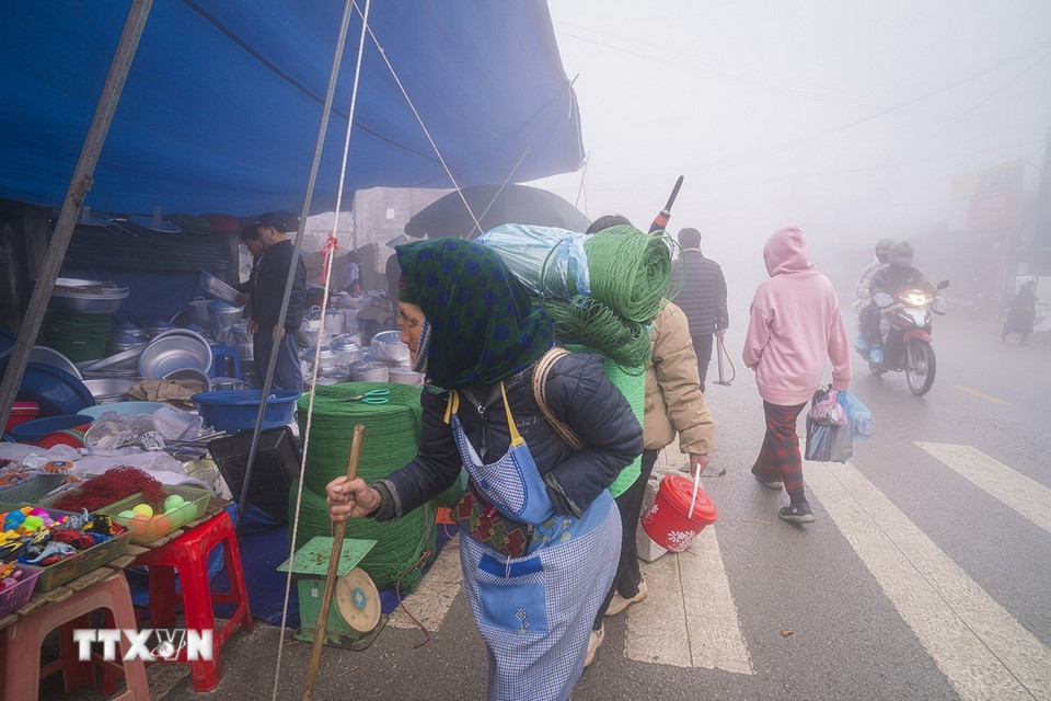 Chợ lùi Phố Cáo mù trong làn suơng - đây cũng là 1 trong điểm đặc trưng của những phiên chợ vùng cao. (Ảnh: Khánh Hòa/TTXVN)