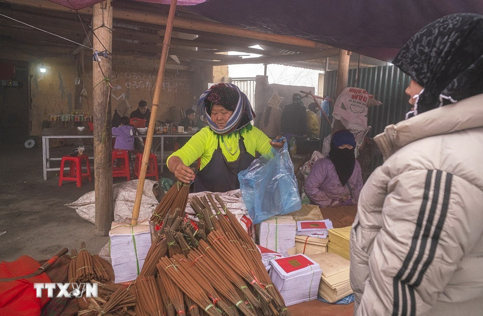 Đồng bào mua bán ở chợ lùi Phố Cáo, huyện Đồng Văn, Hà Giang. (Ảnh: Khánh Hòa/TTXVN)