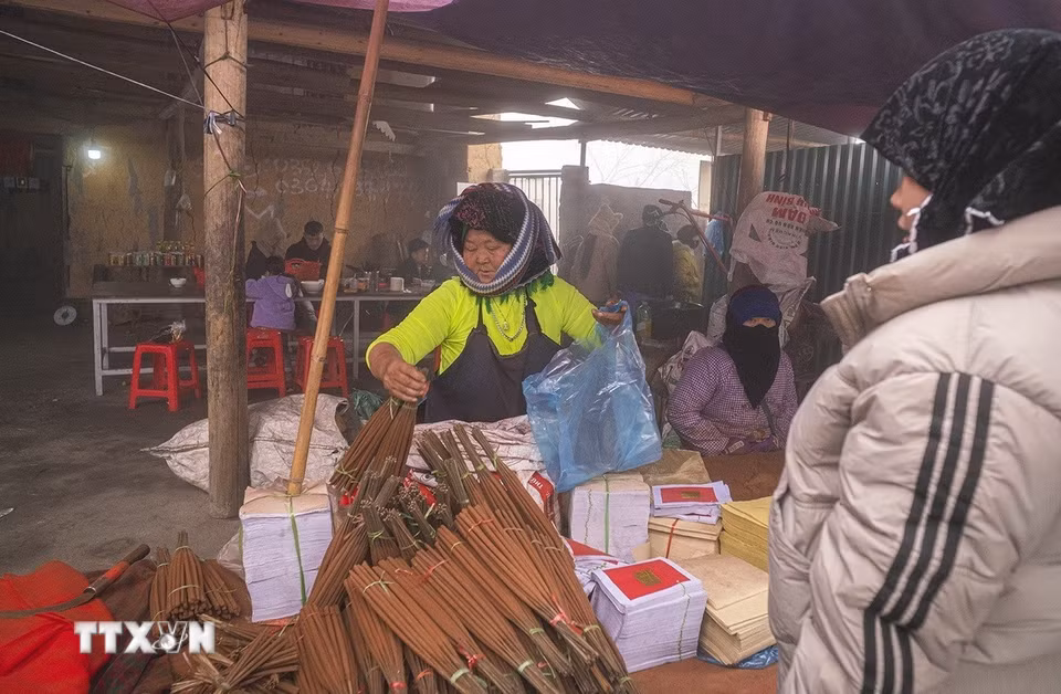 Đồng bào mua bán ở chợ lùi Phố Cáo, huyện Đồng Văn, Hà Giang. (Ảnh: Khánh Hòa/TTXVN)