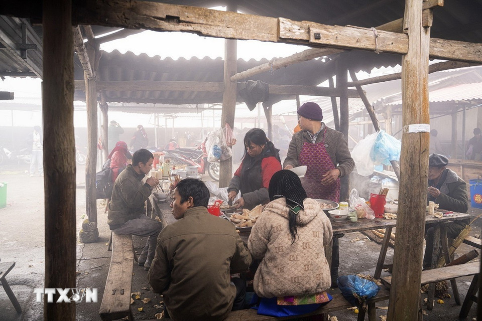 Khu ẩm thực ở chợ Phố Cáo, huyện Đồng Văn, Hà Giang. (Ảnh: Khánh Hòa/TTXVN)