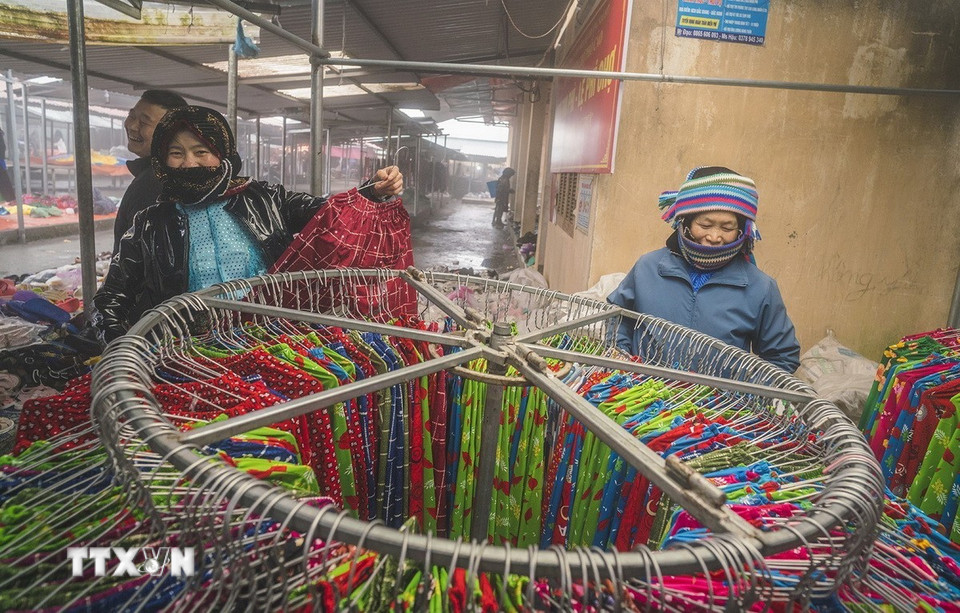 Đồng bào vùng cao đi chợ không đơn thuần chỉ để mua bán mà còn tới đây để giao lưu, trò chuyện và gặp gỡ bạn bè. (Ảnh: Khánh Hòa/TTXVN)