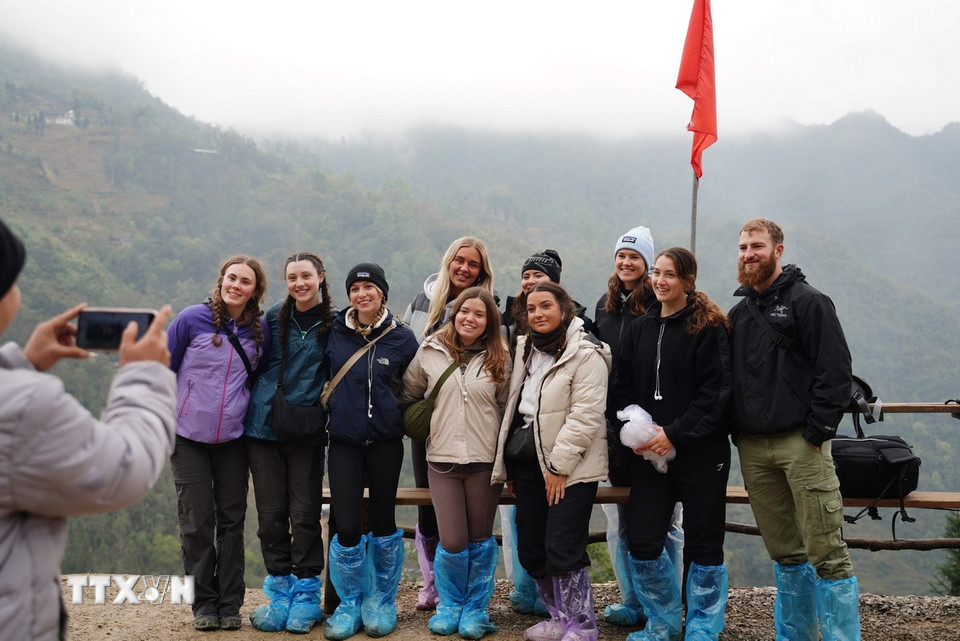 Rất nhiều du khách đến với Hà Giang du lịch với hình thức tự trải nghiệm để khám phá vẻ đẹp và văn hóa của vùng đất này. (Ảnh: Khánh Hòa/TTXVN)