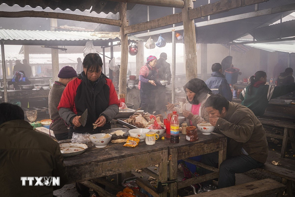 Chợ vùng cao không chỉ là nơi buôn bán mà còn là địa điểm văn hoá, ẩm thực của địa phương. (Ảnh: Khánh Hòa/TTXVN)