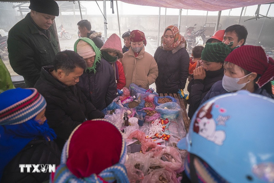 Đồng bào vùng cao đi chợ không đơn thuần chỉ để mua bán mà còn tới đây để giao lưu, trò chuyện và gặp gỡ bạn bè. (Ảnh: Khánh Hòa/TTXVN)