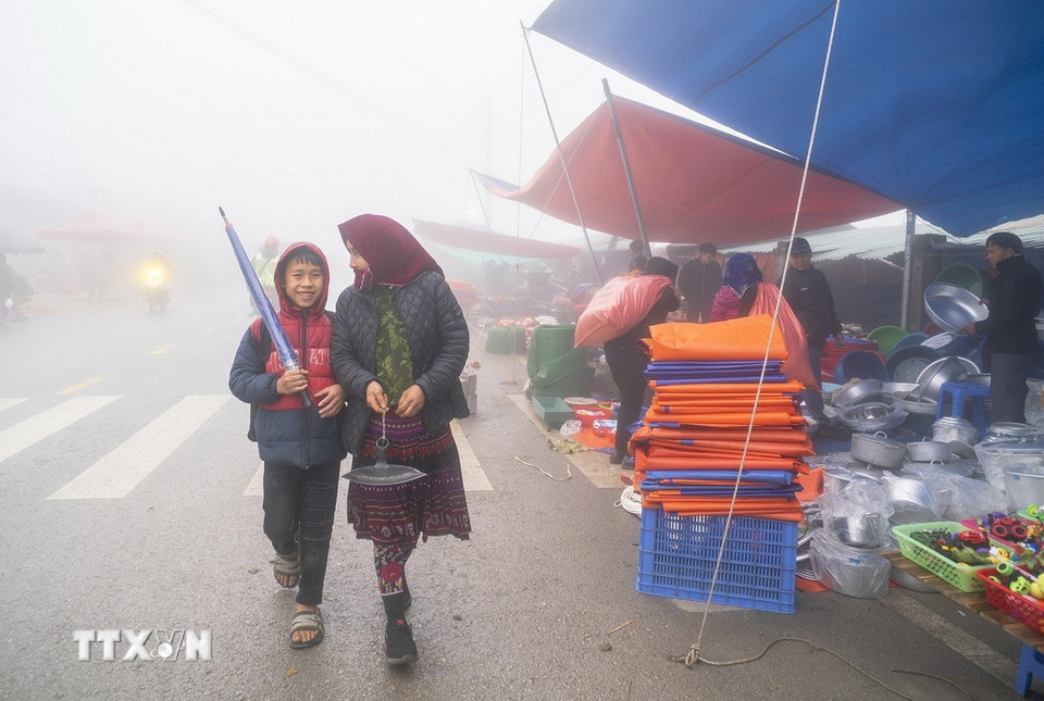 Hai mẹ con đi chợ lùi Phố Cáo, huyện Đồng Văn, Hà Giang. (Ảnh: Khánh Hòa/TTXVN)