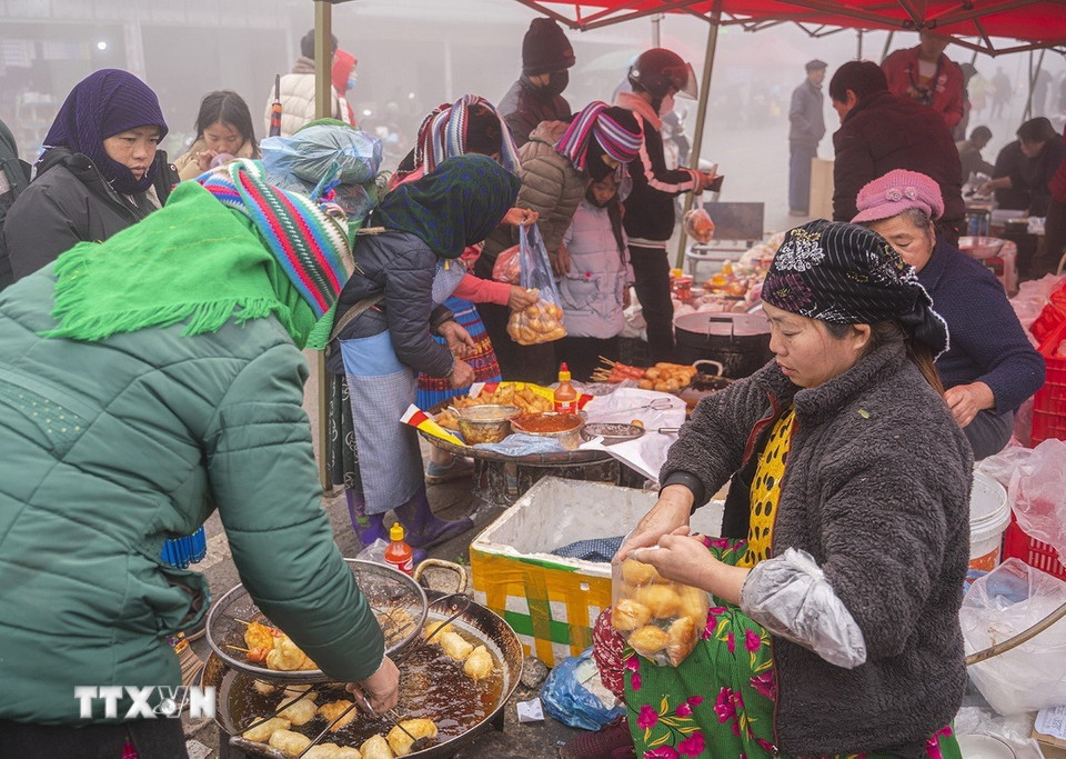 Mỗi tuần họp một lần, nhưng mỗi tuần lùi lại một ngày...là chợ phiên Phố Cáo, hay còn gọi chợ lùi Phố Cáo - một trong số ít những phiên chợ độc đáo trên vùng cao nguyên đá Đồng Văn của tỉnh Hà Giang. (Ảnh: Khánh Hòa/TTXVN)