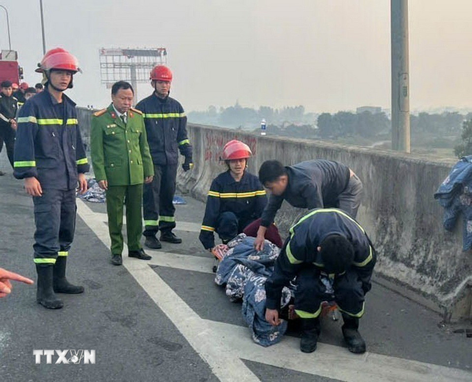 Lực lượng chức năng cứu nạn, cứu hộ tại hiện trường. (Ảnh: TTXVN phát)