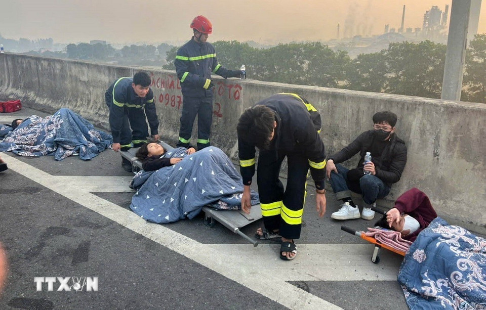 Lực lượng chức năng cứu nạn, cứu hộ tại hiện trường. (Ảnh: TTXVN phát)