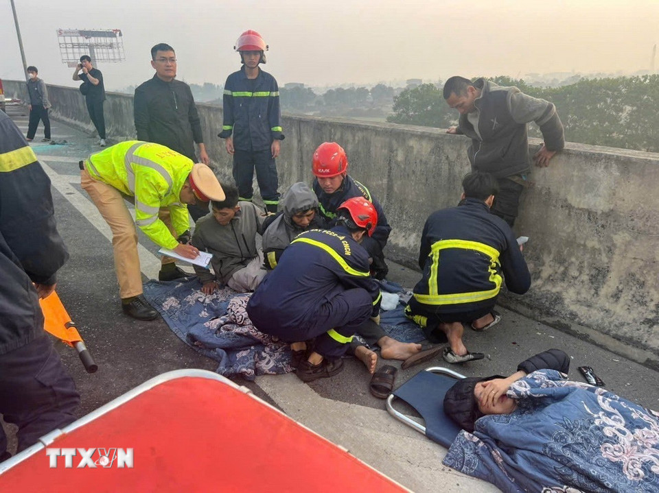 Lực lượng chức năng cứu nạn, cứu hộ tại hiện trường. (Ảnh: TTXVN phát)