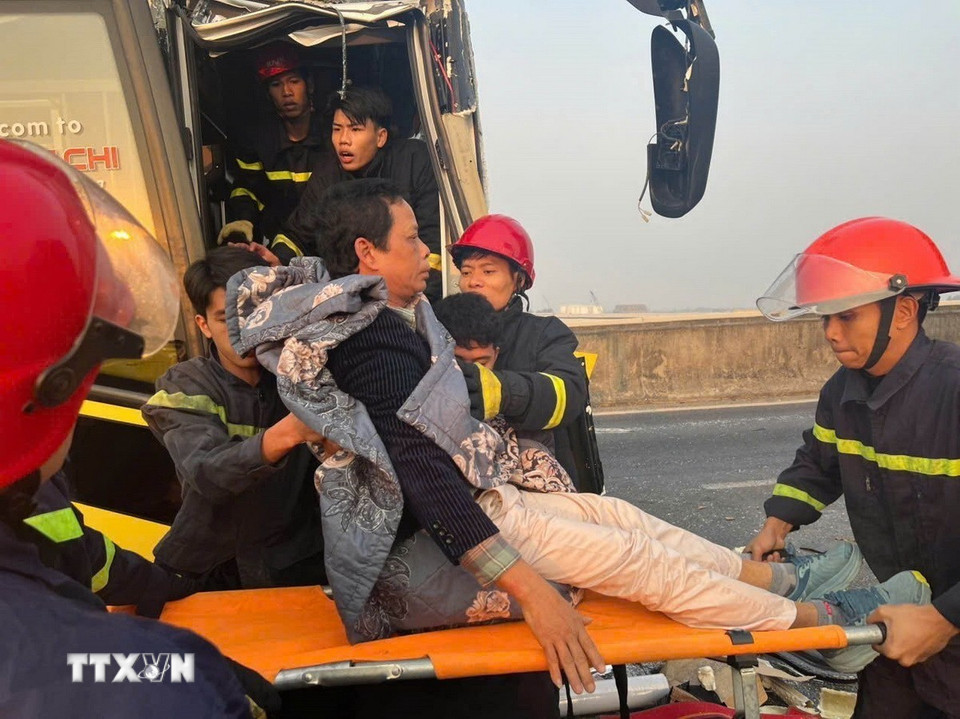Lực lượng chức năng cứu nạn, cứu hộ tại hiện trường. (Ảnh: TTXVN phát)