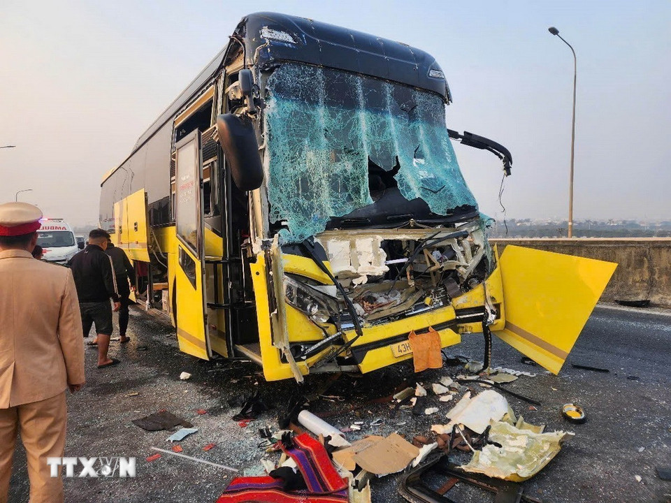 Vụ va chạm khiến xe khách bị biến dạng phần đầu. (Ảnh: TTXVN phát)