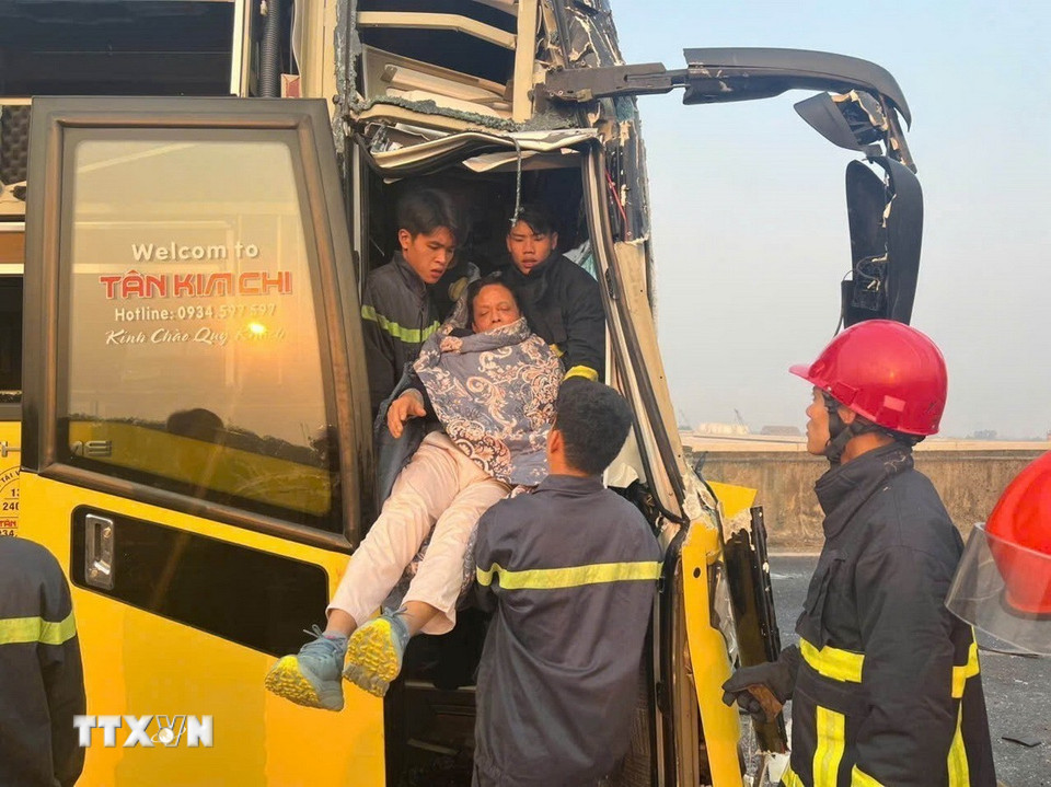 Công an tỉnh Ninh Bình huy động 3 xe chữa cháy, xe cứu thương cùng 18 cán bộ chiến sỹ kịp thời có mặt tại hiện trường tiến hành cứu nạn, cứu hộ. (Ảnh: TTXVN phát)