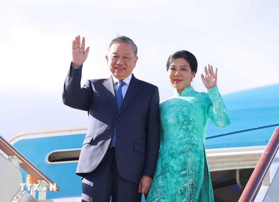 Tổng Bí thư Tô Lâm và Phu nhân đến thủ đô Moskva, bắt đầu chuyến thăm chính thức Liên bang Nga và dự Lễ kỷ niệm 80 năm Ngày Chiến thắng trong chiến tranh Vệ quốc vĩ đại. (Ảnh: Thống Nhất/TTXVN)