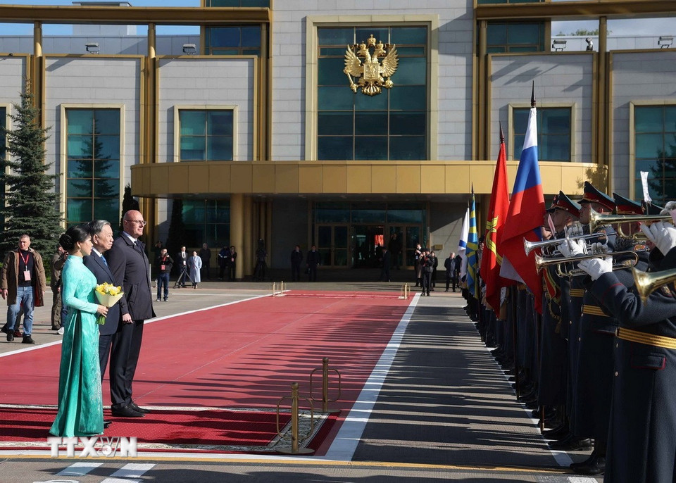 Lễ đón chính thức Tổng Bí thư Tô Lâm và Phu nhân tại sân bay Vnukovo 2, thủ đô Moskva. (Ảnh: Thống Nhất/TTXVN)