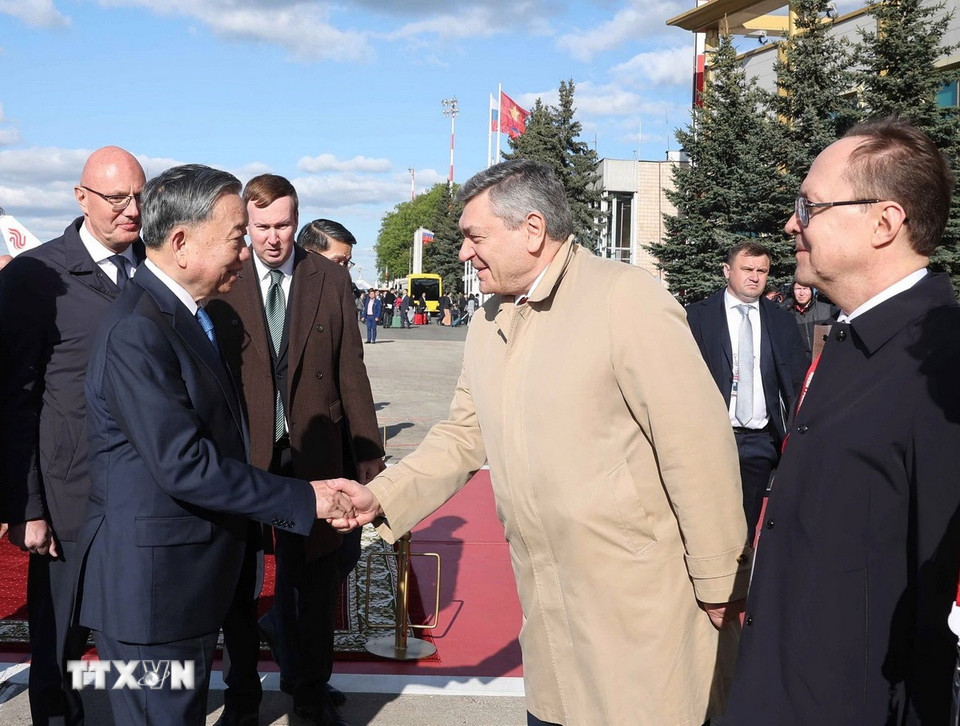 Các quan chức Liên bang Nga đón Tổng Bí thư Tô Lâm và Phu nhân tại sân bay Vnukovo 2, thủ đô Moskva. (Ảnh: Thống Nhất/TTXVN