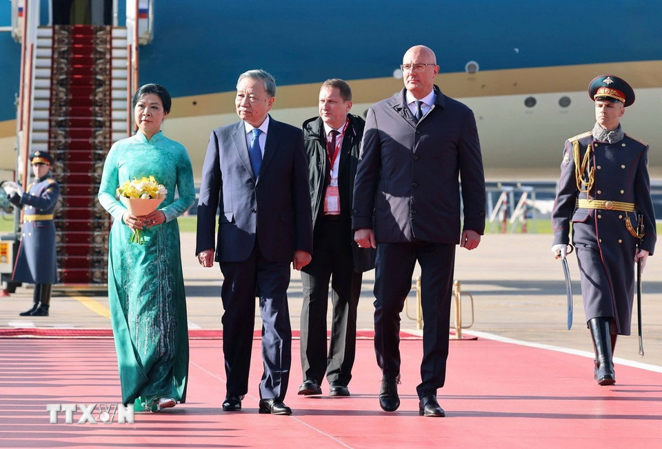 Lễ đón chính thức Tổng Bí thư Tô Lâm và Phu nhân tại sân bay Vnukovo 2, thủ đô Moskva. (Ảnh: Thống Nhất/TTXVN)
