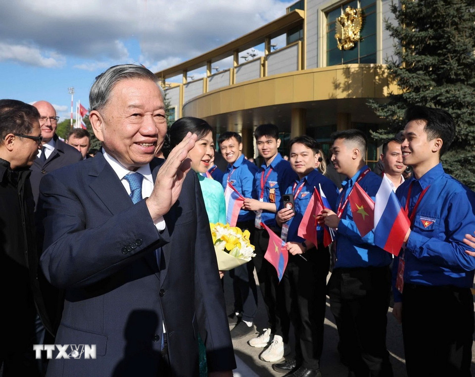 Đại diện cộng đồng, lưu học sinh Việt Nam tại Liên bang Nga đón Tổng Bí thư Tô Lâm và Phu nhân tại sân bay Vnukovo 2, thủ đô Moskva. (Ảnh: Thống Nhất/TTXVN)