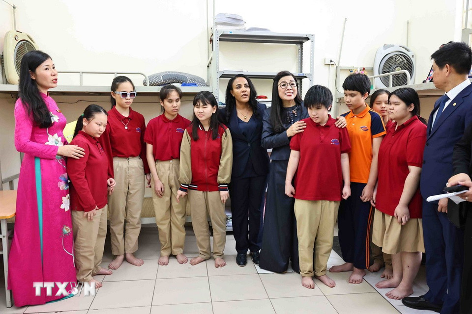 Bà Lê Thị Bích Trân, Phu nhân Thủ tướng Phạm Minh Chính, và bà Zinash Tayachew, Phu nhân Thủ tướng Ethiopia, thăm ký túc xá của học sinh khiếm thị. (Ảnh: Minh Đức/TTXVN)